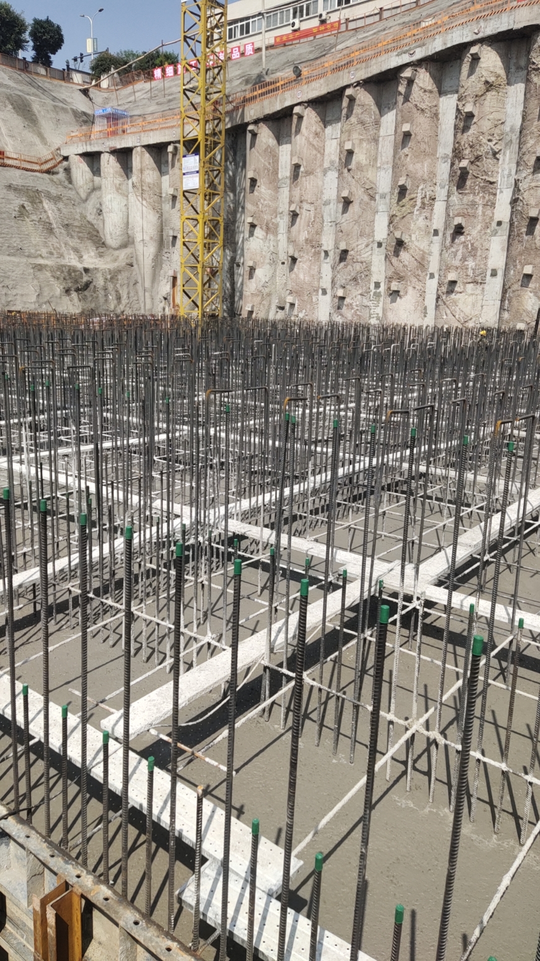 [工程动态]重点工程鏖战正酣-永固集团顺利完成渝长高速工程10000方大体积锚块浇筑