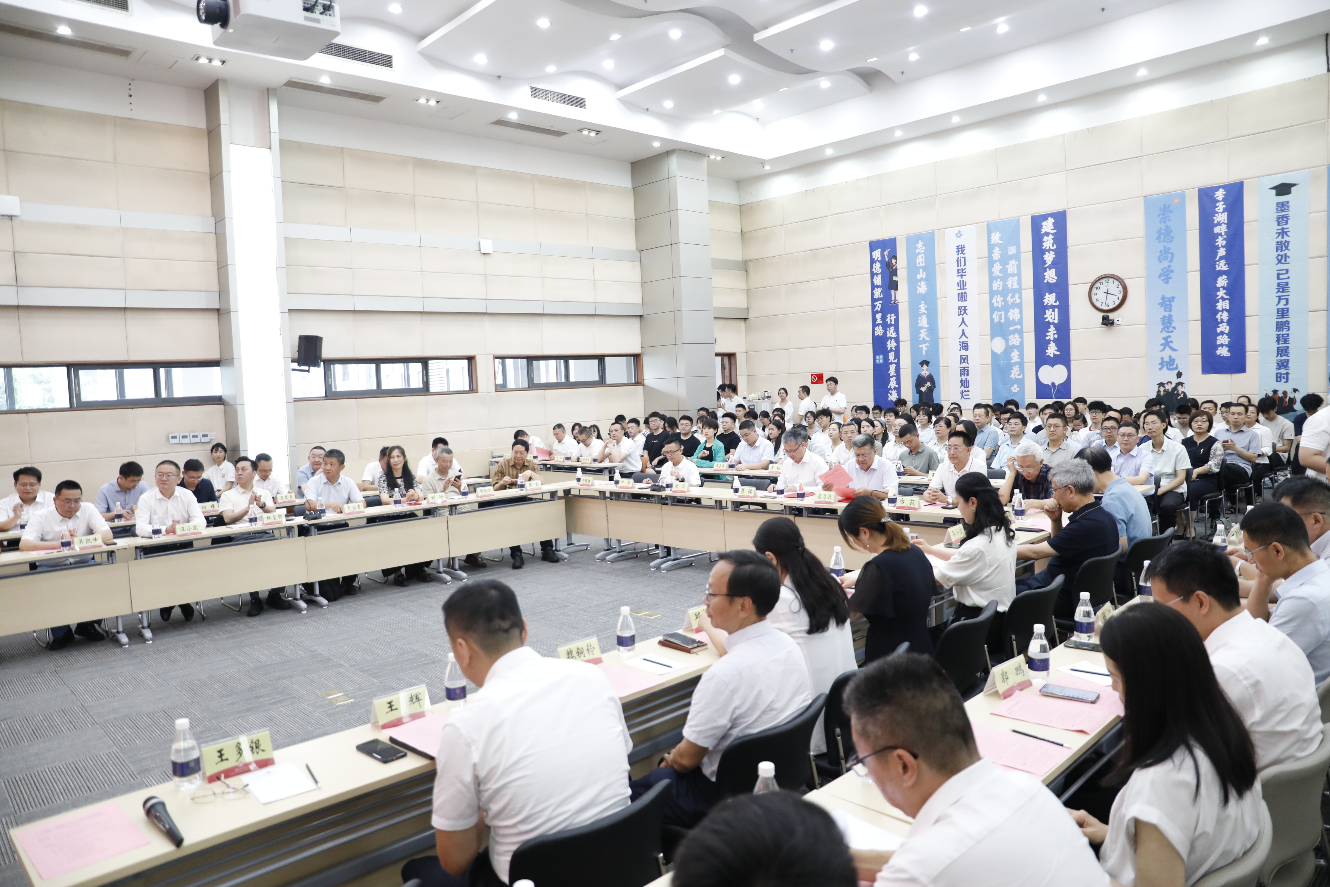 温暖同行二十载，捐资助学育英才 ——永固集团受邀出席重庆交通大学教育发展基金会二届七次会议
